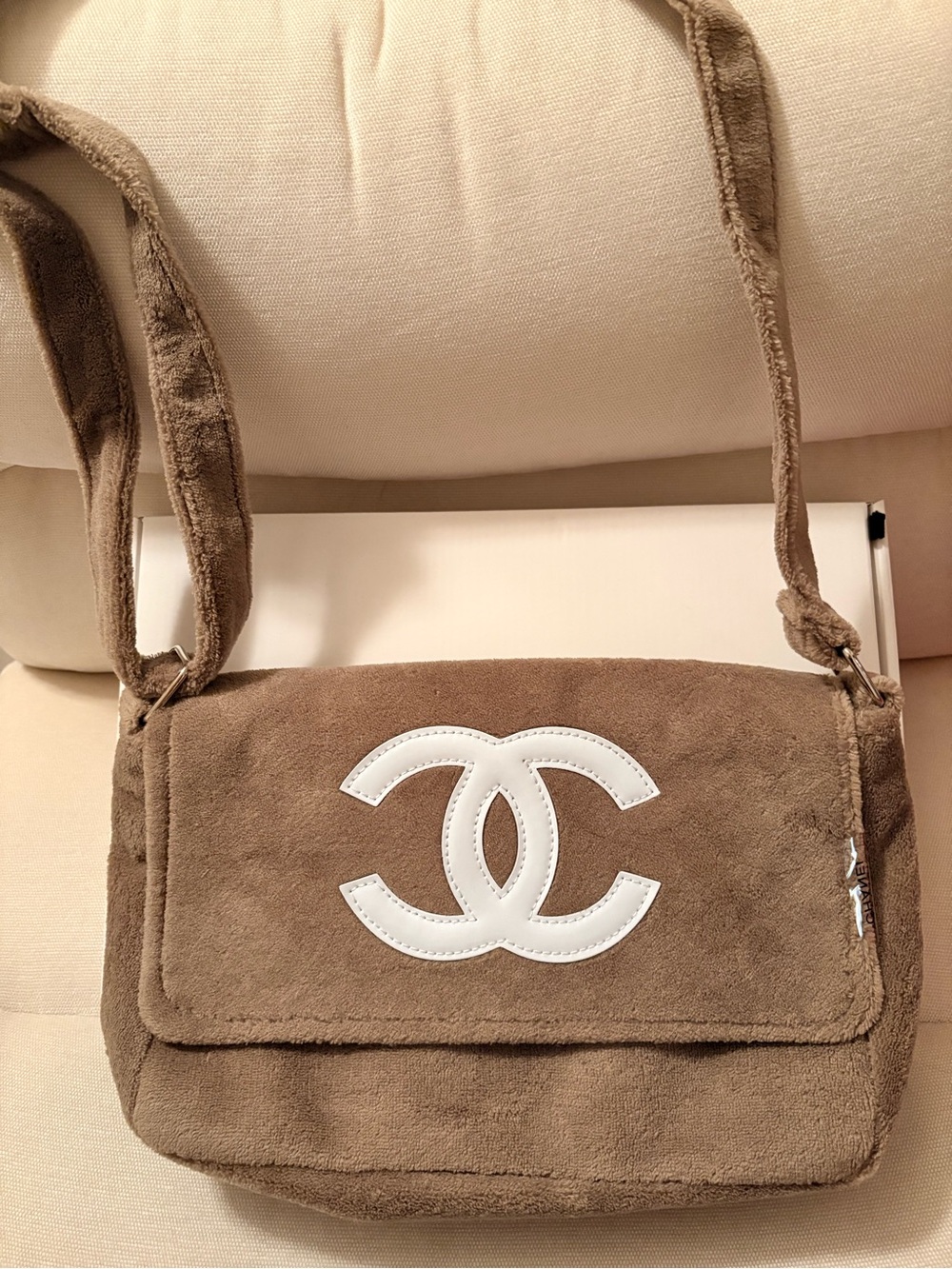 CHANEL Taupe Suede Shoulder Bag with White Logo Detail - Picture 4 of 6
